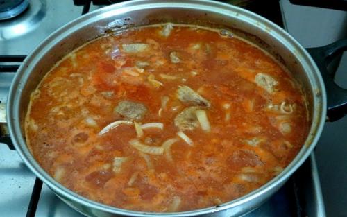 Гуляш из говядины с томатной подливой