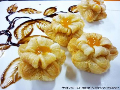 Цветы из слоеного теста.