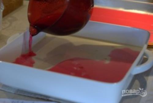 Разноцветное желе слоями в стакане. Желе слоями