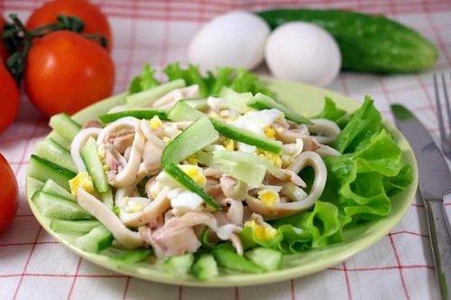 Салат вкусный с кальмарами. Полезные свойства кальмаров