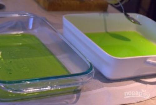 Разноцветное желе слоями в стакане. Желе слоями