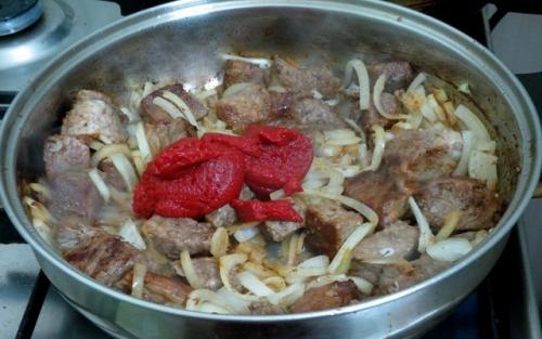 Гуляш из говядины с томатной подливой