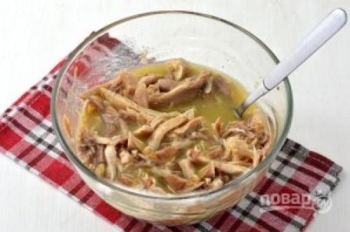 Рулет куриный в бутылке. Куриный рулет в бутылке с желатином