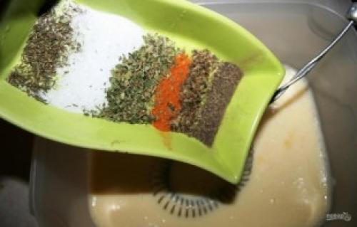 Куриный рулет в омлете. Куриный рулет с омлетом