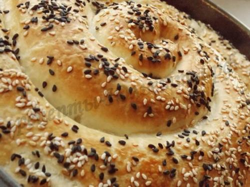 Пирог-улитка из слоеного теста с сыром и ветчиной. Ингредиенты: