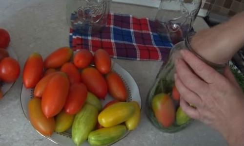 Помидоры на зиму с морковной ботвой, рецепт на 1 литровую банку