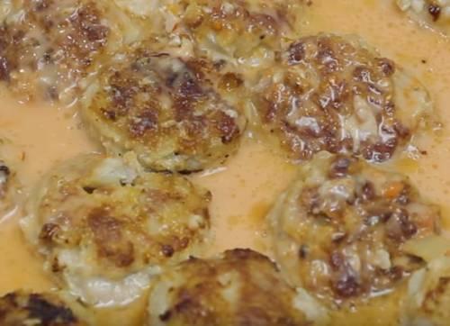Рецепт тефтелей с подливкой. Мясные тефтели с подливкой из томатного соуса со сметаной