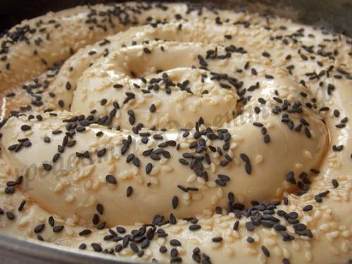 Пирог-улитка из слоеного теста с сыром и ветчиной. Ингредиенты: