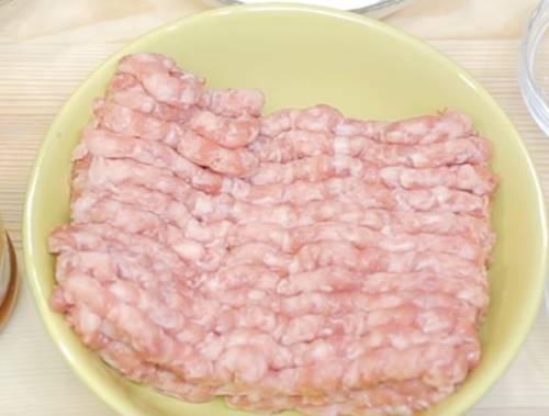 Рецепт тефтелей с подливкой. Мясные тефтели с подливкой из томатного соуса со сметаной