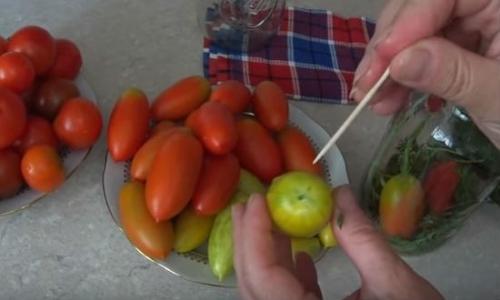 Помидоры на зиму с морковной ботвой, рецепт на 1 литровую банку