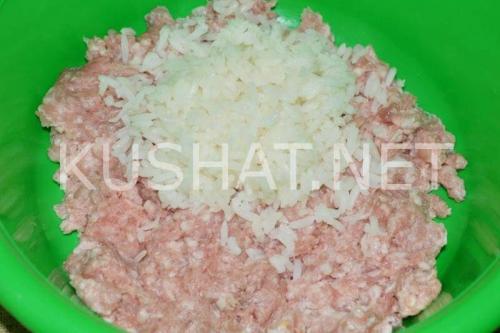 Тефтели с рисом в сметанном соусе. Пошаговый рецепт с фото