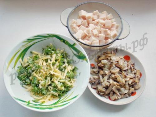 Пирог-улитка из слоеного теста с сыром и ветчиной. Ингредиенты: