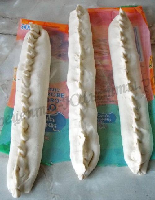 Пирог-улитка из слоеного теста с сыром и ветчиной. Ингредиенты: