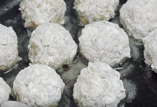 Рецепт тефтелей с подливкой. Мясные тефтели с подливкой из томатного соуса со сметаной