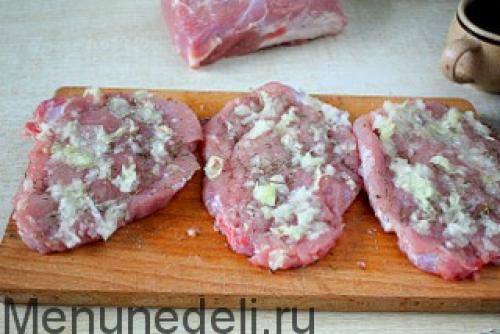 Шейка свиная запеченная в духовке с сыром и помидорами. Свинина в духовке с помидорами и сыром