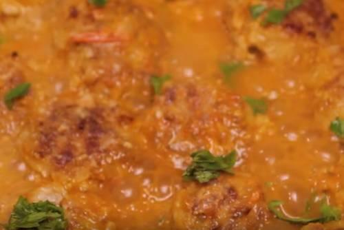 Рецепт тефтелей с подливкой. Мясные тефтели с подливкой из томатного соуса со сметаной