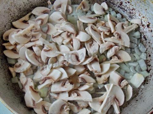 Пирог-улитка из слоеного теста с сыром и ветчиной. Ингредиенты: