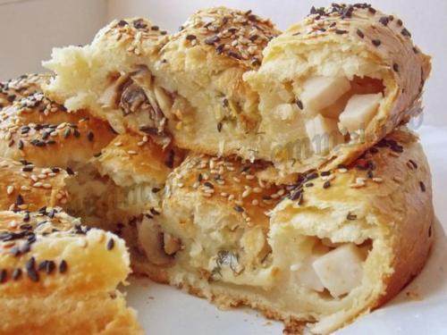 Пирог-улитка из слоеного теста с сыром и ветчиной. Ингредиенты: