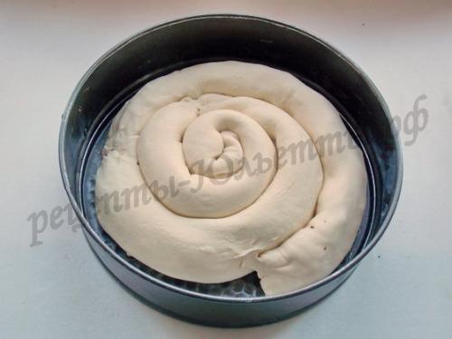 Пирог-улитка из слоеного теста с сыром и ветчиной. Ингредиенты: