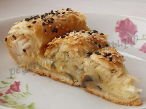 Пирог-улитка из слоеного теста с сыром и ветчиной. Ингредиенты: