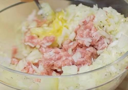 Рецепт тефтелей с подливкой. Мясные тефтели с подливкой из томатного соуса со сметаной