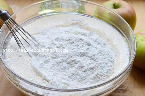 Бисквит на кефире с яблоками. Шарлотка с яблоками на кефире