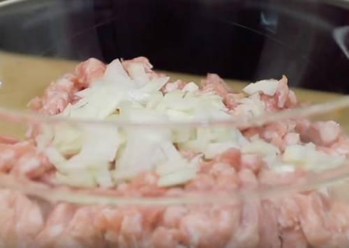 Рецепт тефтелей с подливкой. Мясные тефтели с подливкой из томатного соуса со сметаной