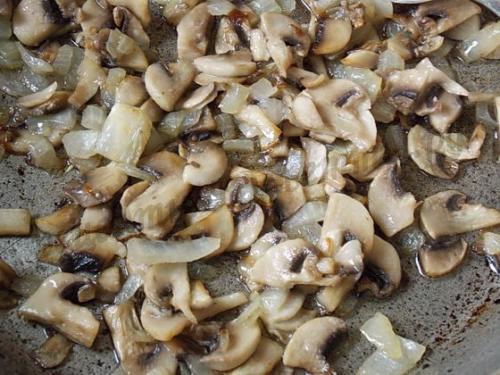 Пирог-улитка из слоеного теста с сыром и ветчиной. Ингредиенты: