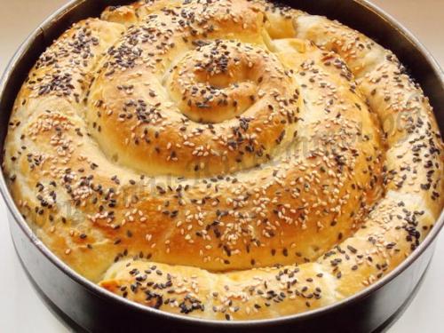 Пирог-улитка из слоеного теста с сыром и ветчиной. Ингредиенты: