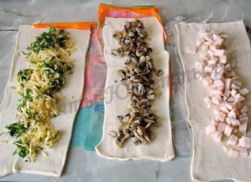 Пирог-улитка из слоеного теста с сыром и ветчиной. Ингредиенты: