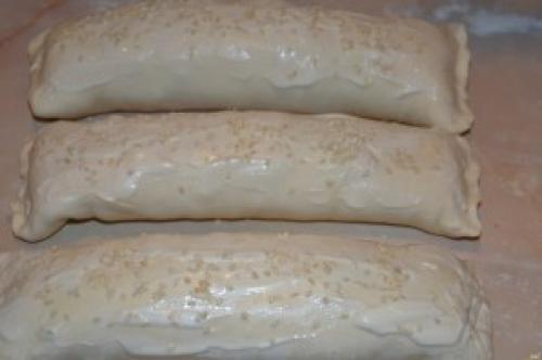 Слоеный куриный рулет. Рулет из слоеного теста с курицей