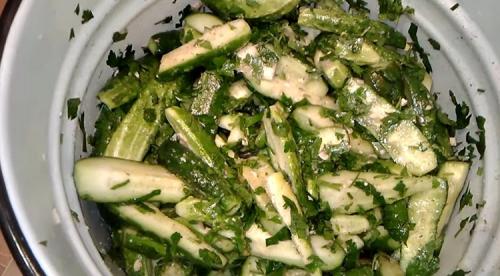 Салат из огурцов-на зиму пальчики оближешь. Салат из огурцов на зиму – пальчики оближешь