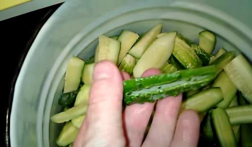 Салат из огурцов-на зиму пальчики оближешь. Салат из огурцов на зиму – пальчики оближешь