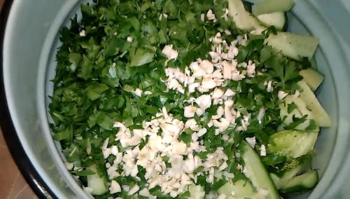 Салат из огурцов-на зиму пальчики оближешь. Салат из огурцов на зиму – пальчики оближешь