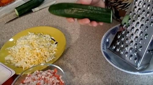 Рулет из лаваша с крабовыми палочками и плавленным сыром и яйцом. Вкусный рулет из лаваша с крабовыми палочками, плавленным сыром и яйцом