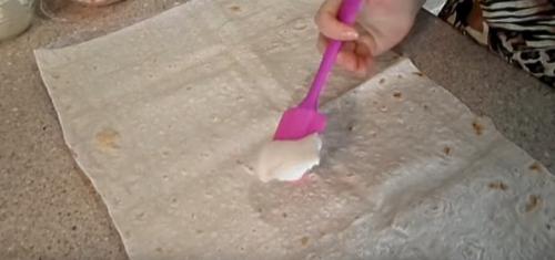 Рулет из лаваша с крабовыми палочками и плавленным сыром и яйцом. Вкусный рулет из лаваша с крабовыми палочками, плавленным сыром и яйцом