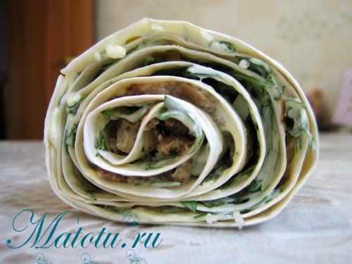 Рулет из лаваша с сайрой и плавленым сыром.