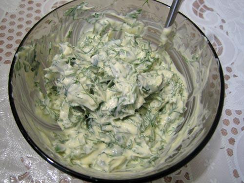 Рулет из лаваша с сайрой и плавленым сыром.