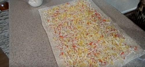 Рулет из лаваша с крабовыми палочками и плавленным сыром и яйцом. Вкусный рулет из лаваша с крабовыми палочками, плавленным сыром и яйцом