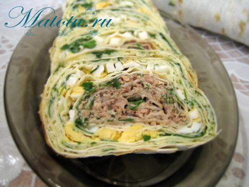 Рулет из лаваша с сайрой и плавленым сыром.