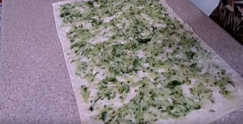 Рулет из лаваша с крабовыми палочками и плавленным сыром и яйцом. Вкусный рулет из лаваша с крабовыми палочками, плавленным сыром и яйцом