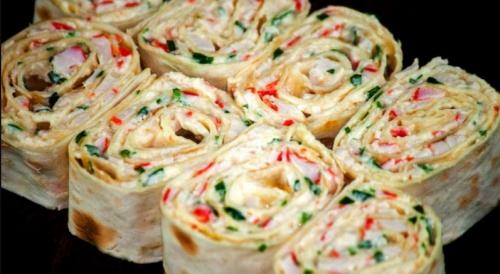 Рулет из лаваша с крабовыми палочками и плавленным сыром и яйцом. Вкусный рулет из лаваша с крабовыми палочками, плавленным сыром и яйцом