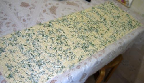 Рулет из лаваша с сайрой и плавленым сыром.