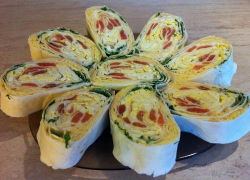 Рулет из лаваша с красной рыбой и творожным сыром. Рулетики из лаваша с красной рыбой и яйцом