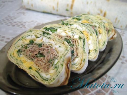 Рулет из лаваша с сайрой и плавленым сыром.