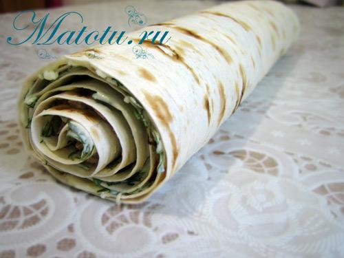 Рулет из лаваша с сайрой и плавленым сыром.