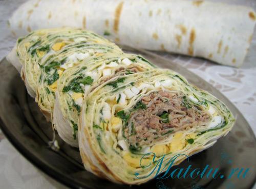 Рулет из лаваша с сайрой и плавленым сыром.