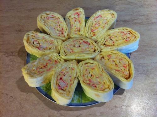 Рулет из лаваша с крабовыми палочками и сыром. С крабовыми палочками, сыром и чесноком