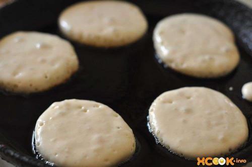 Оладьи без яиц на кислом молоке. Пышные оладьи на кислом молоке без яиц – пошаговый рецепт с фото, как приготовить