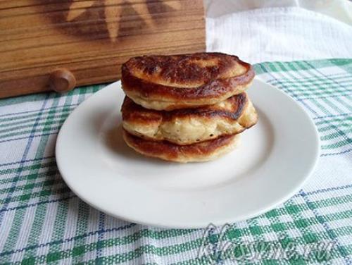 Оладьи на кефире без яиц с яблоками. 